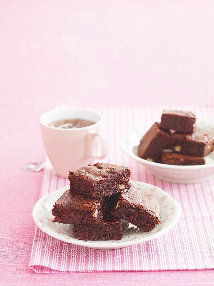 Doppelte Schokoladenbrownies mit Himbeeren