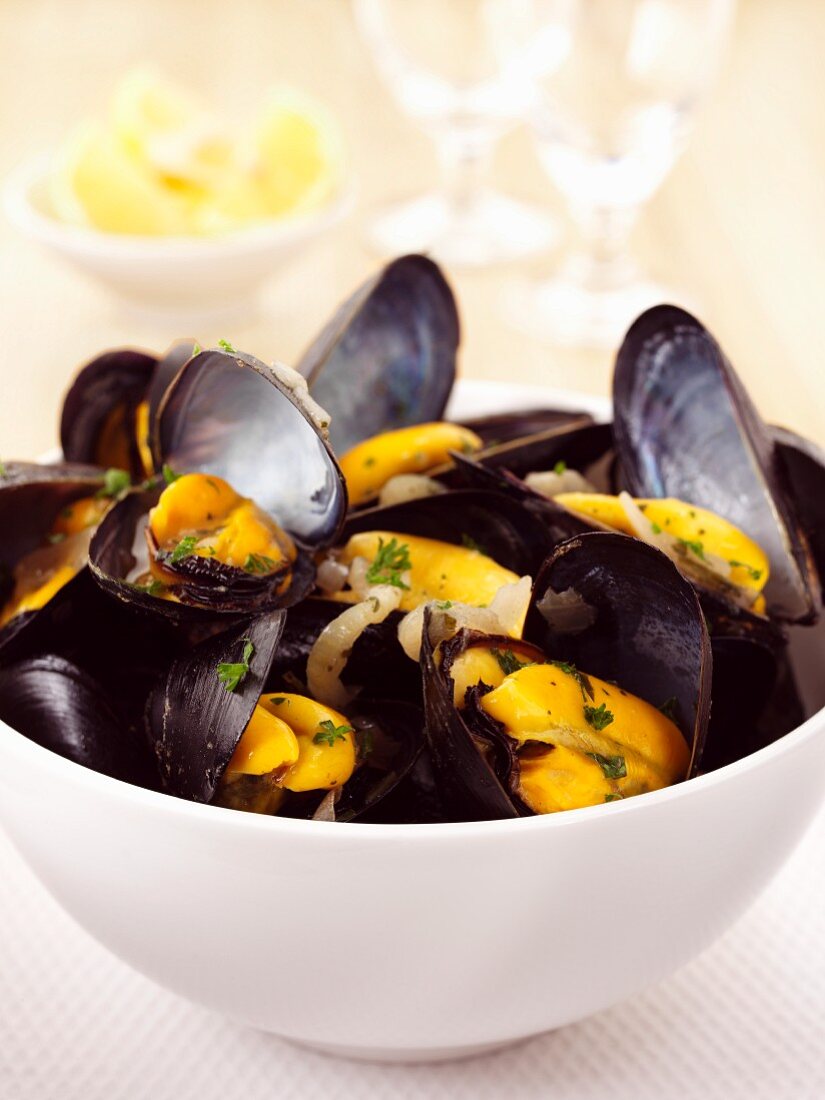 Steamed mussels with onions and herbs