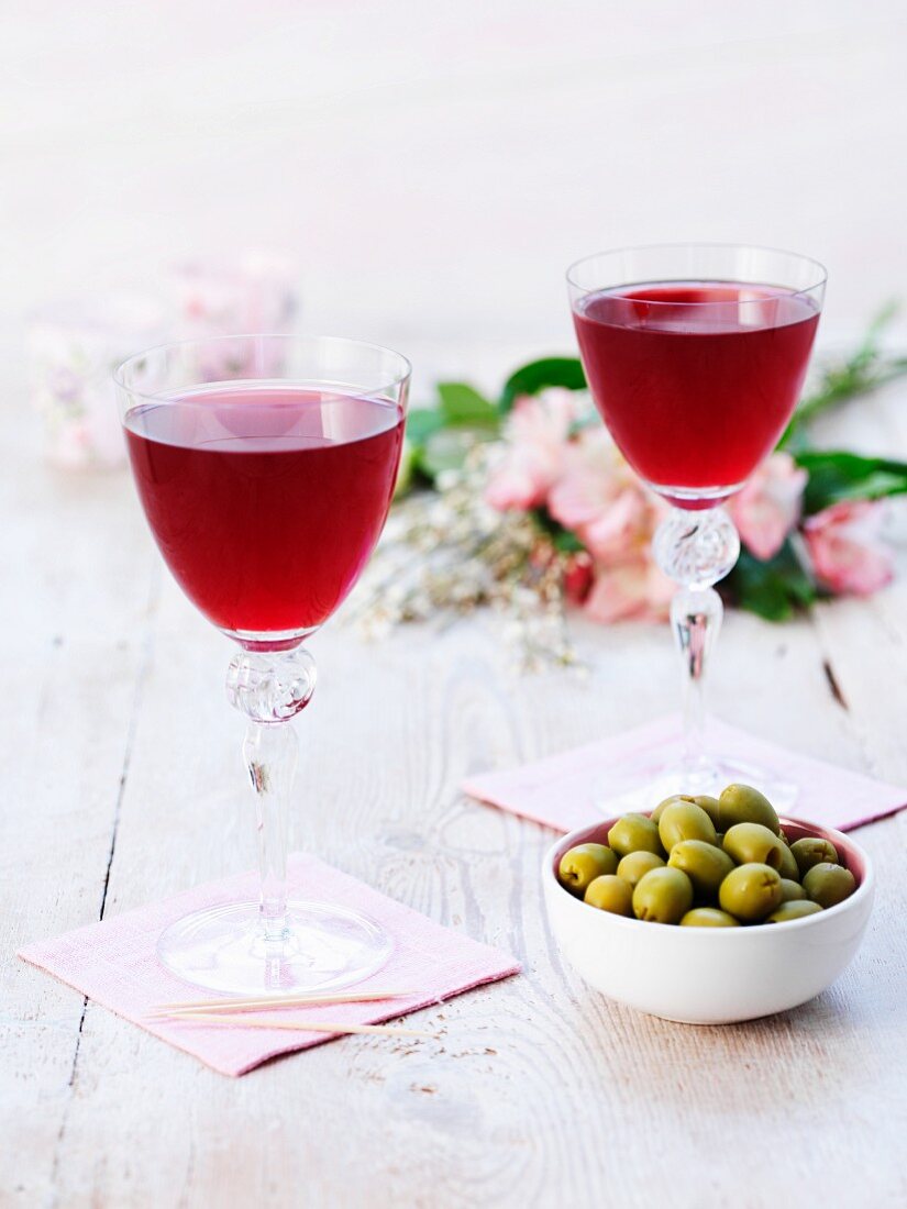 Oliven und Rotwein