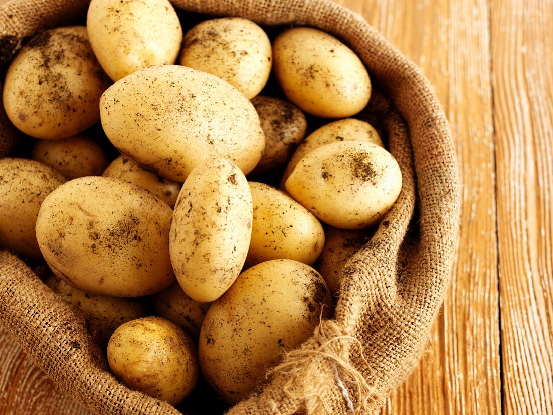 Neue Kartoffeln im Jutesack