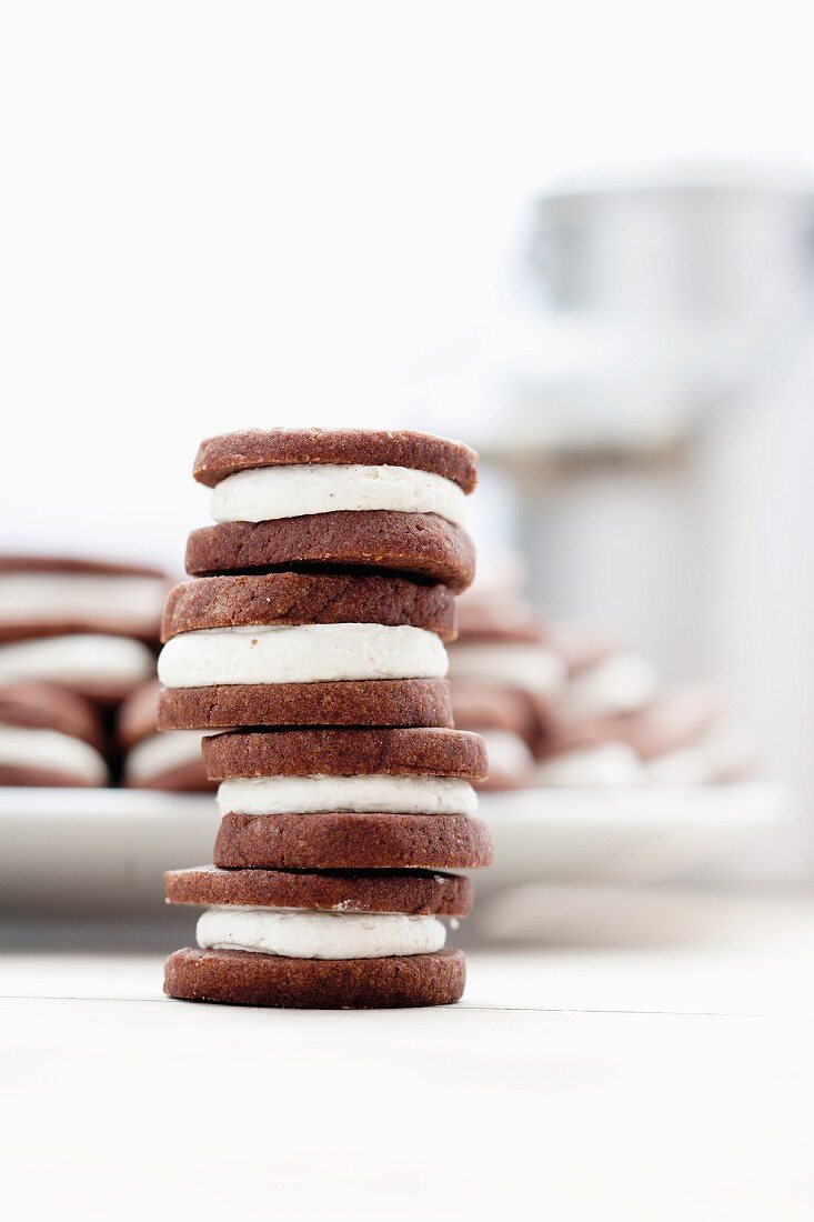 Gestapelte Schokoplätzchen mit Cremefüllung