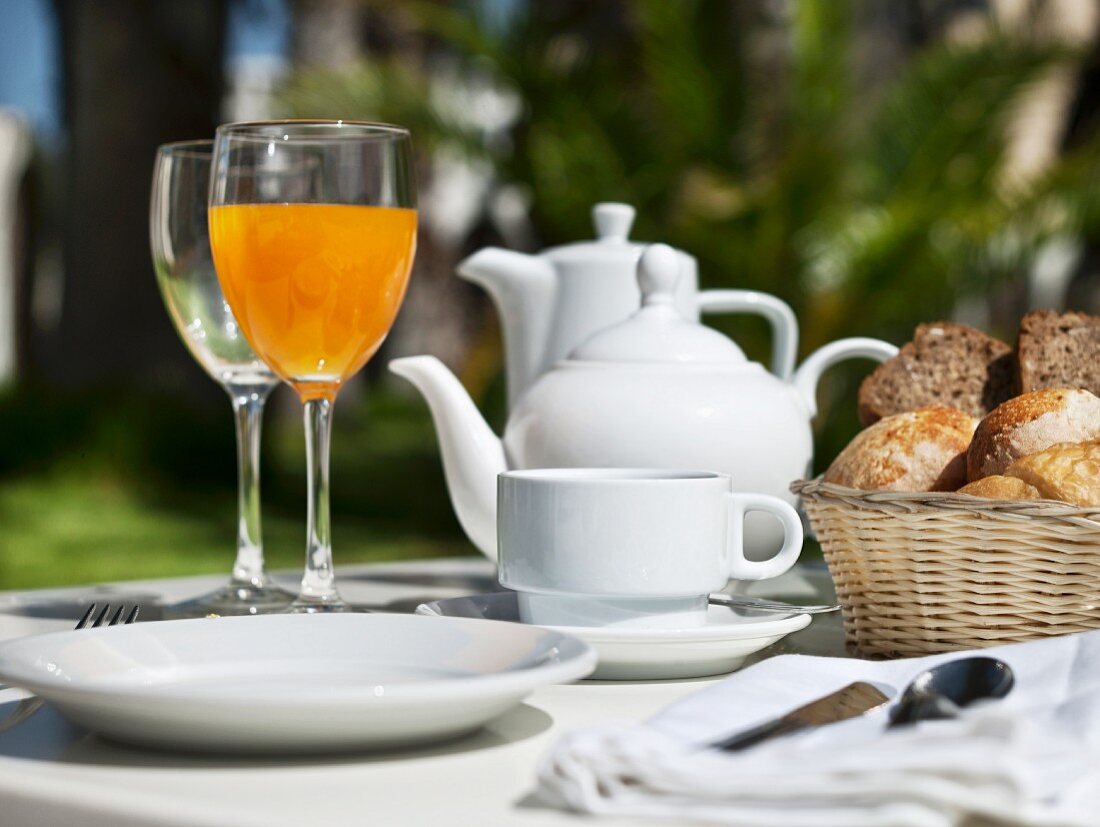 Frühstück auf Gartentisch