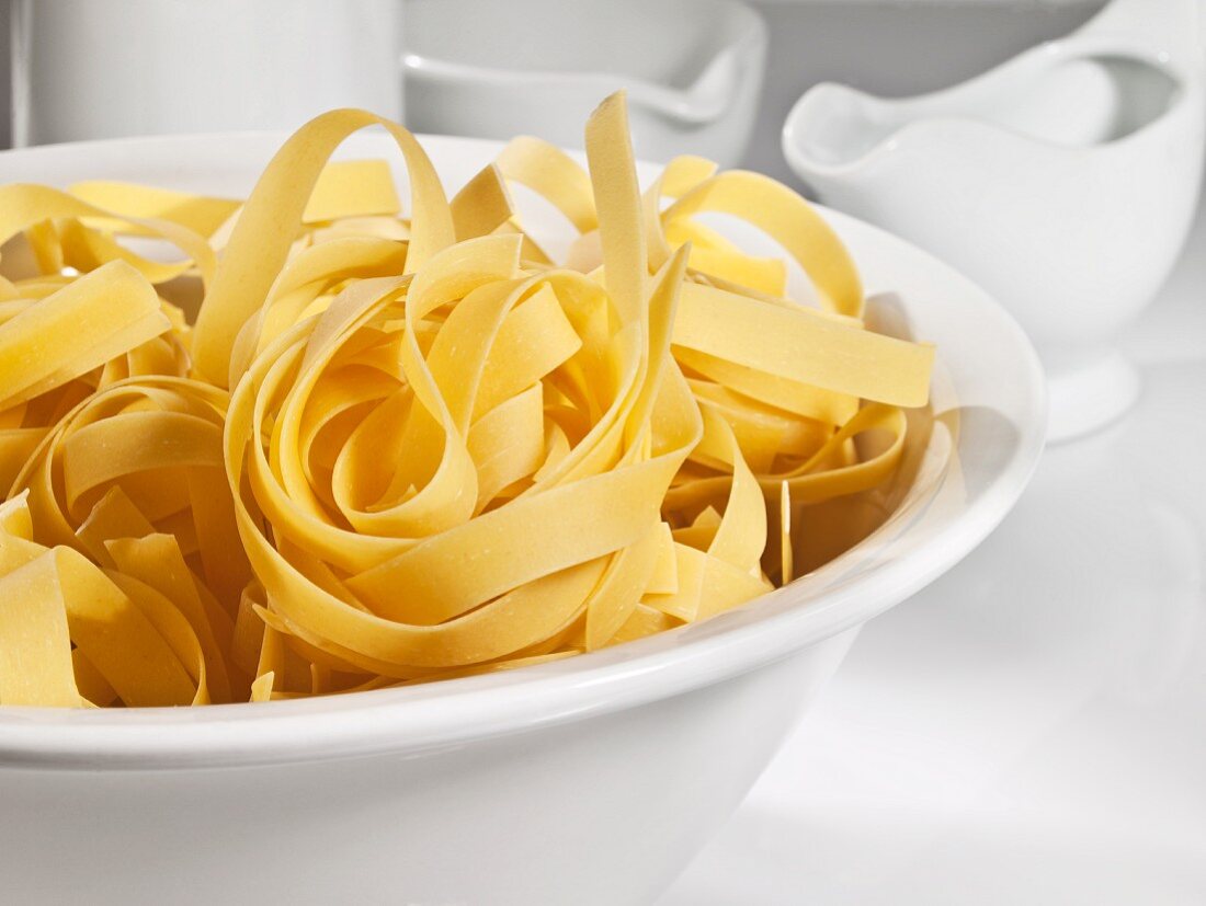 Tagliatelle in einer Schüssel