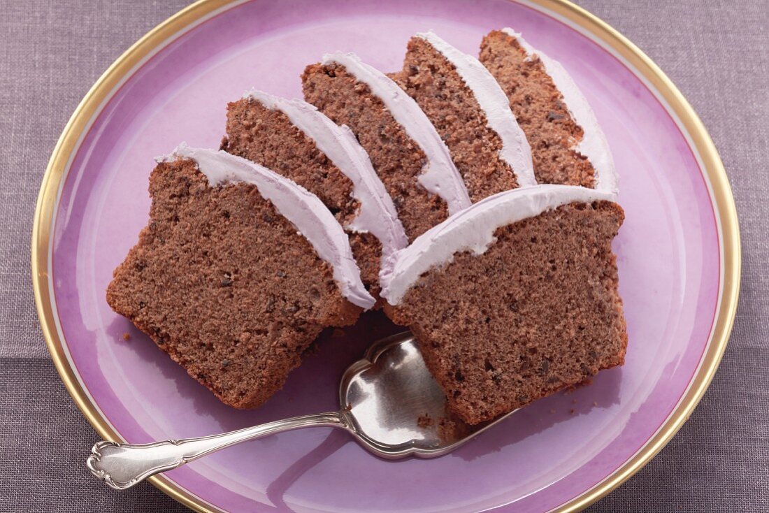 Rotweinkuchen mit Schokolade auf lila Teller