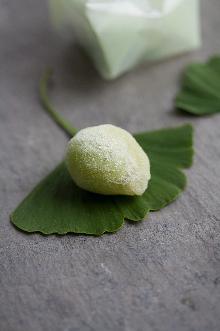 Gezuckerte Traube (Süssigkeit aus Japan) auf Ginkgoblatt