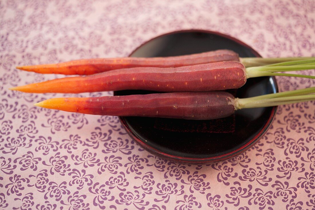 Violette Karotten, geschält
