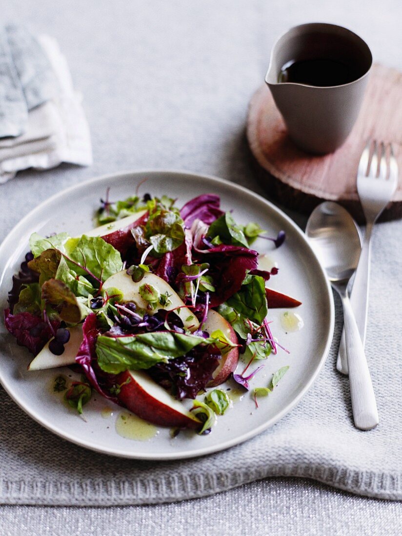 Gemischter Blattsalat mit Birnen