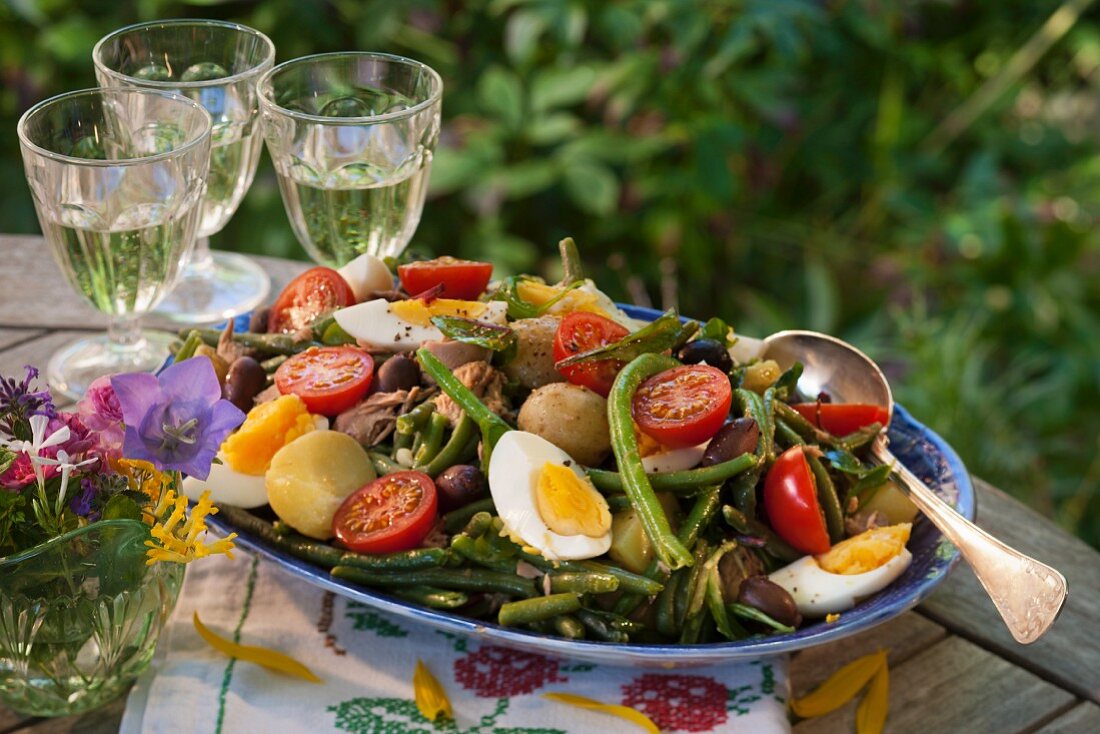 Salad Niçoise with green beans, tuna and egg