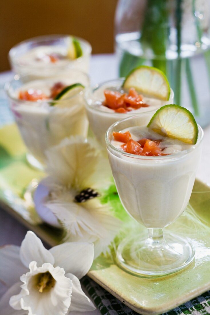 Kartoffel-Lauch-Suppe mit Räucherlachs zu Ostern (Schweden)