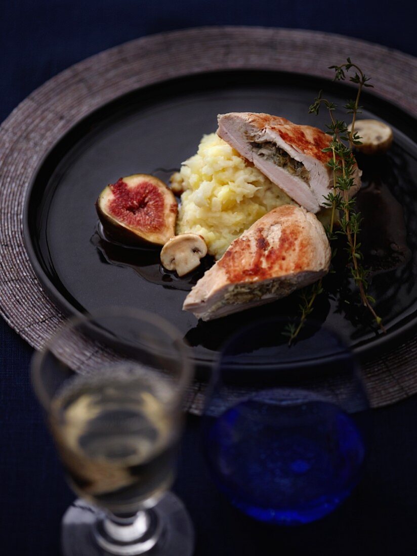 Stuffed chicken breast with figs