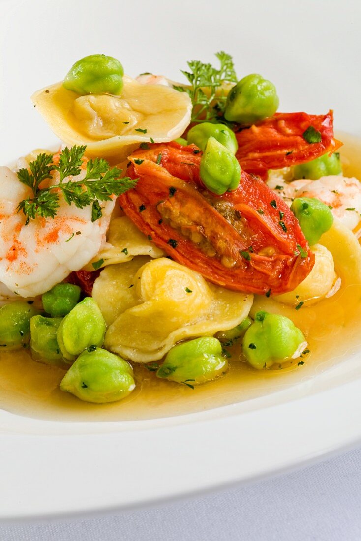 Tortellini mit Shrimps, Tomaten und Kichererbsen in Brühe