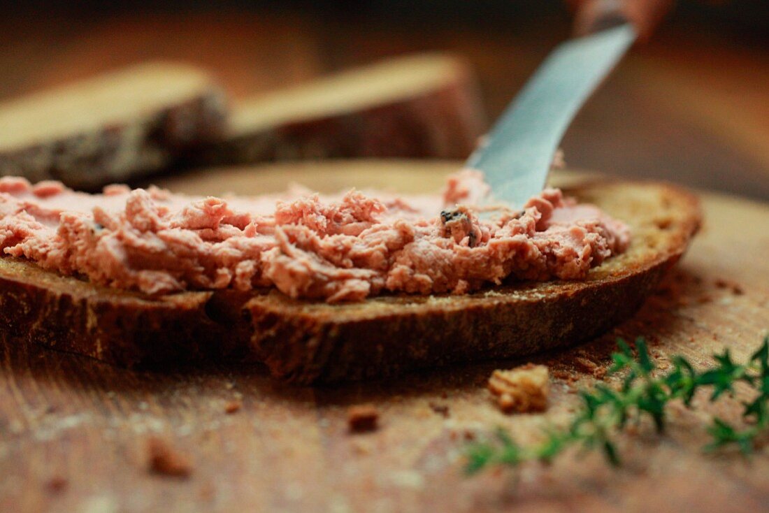 Leberwurst auf Brot streichen