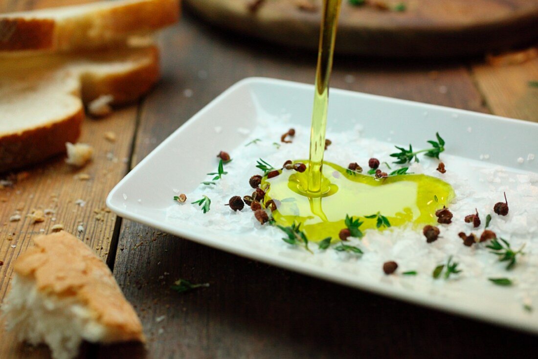 Olivenöl auf Salz gießen