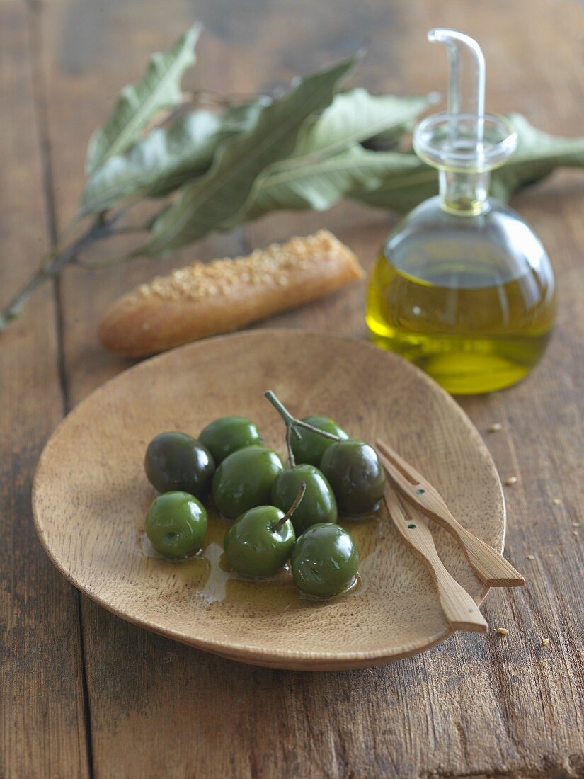 Olivenstilleben mit Lorbeerzweig