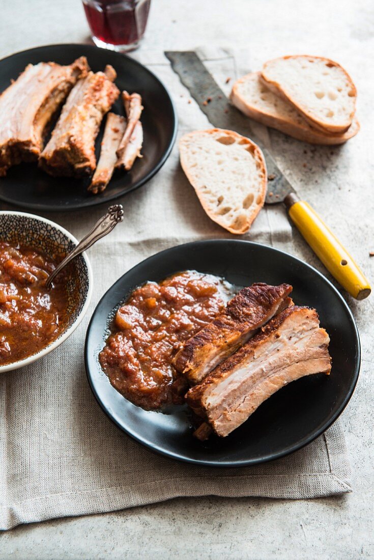 Pork ribs with sauce and bread