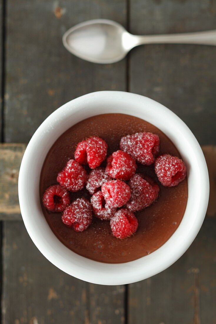 Schokoladenpudding mit Himbeeren (Draufsicht)