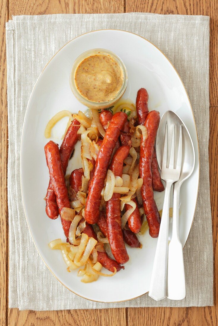Thin bratwurst sausages with onions and mustard