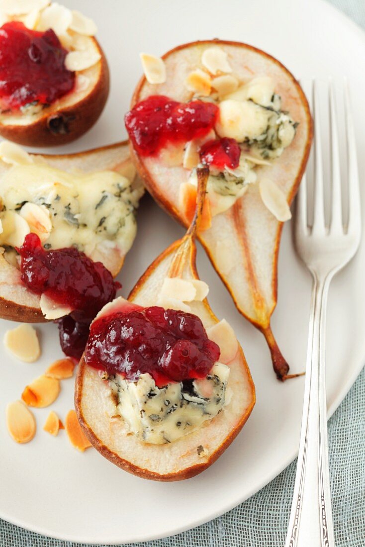 Gebackene Birnen mit Blauschimmelkäse und Preiselbeermarmelade