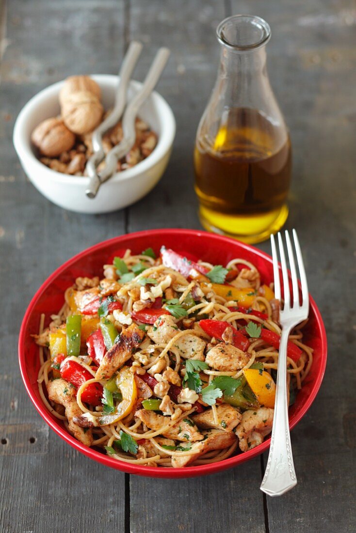 Vollkornspaghetti mit Pute, Paprika, Petersilie und Walnüssen