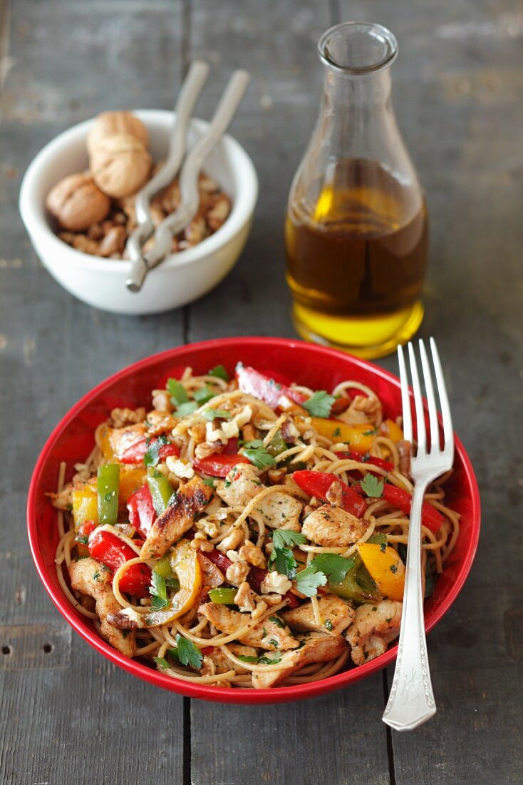 Wholemeal spaghetti with turkey, peppers, parsley and walnuts