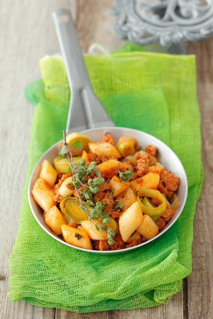 Kartoffelnudeln mit Schweinefleisch, Lauch und Tomatensauce