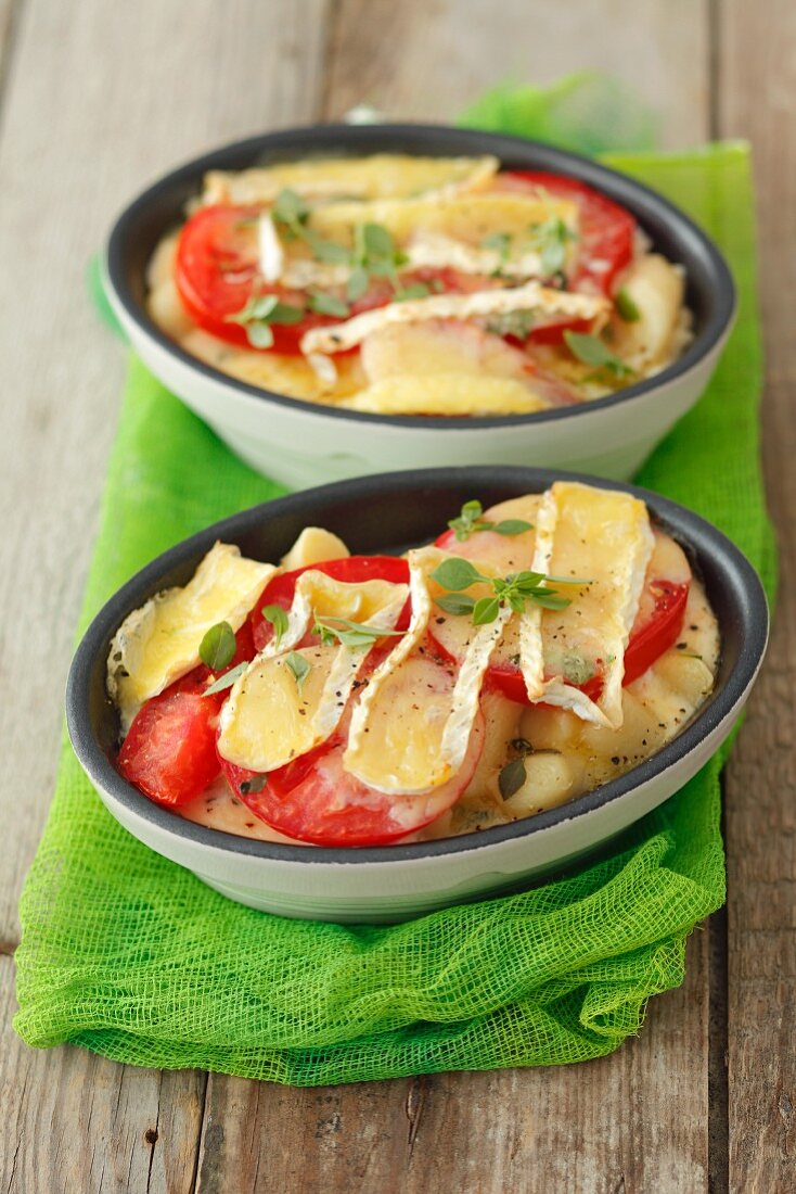 Gnocchi baked with tomatoes and Camembert