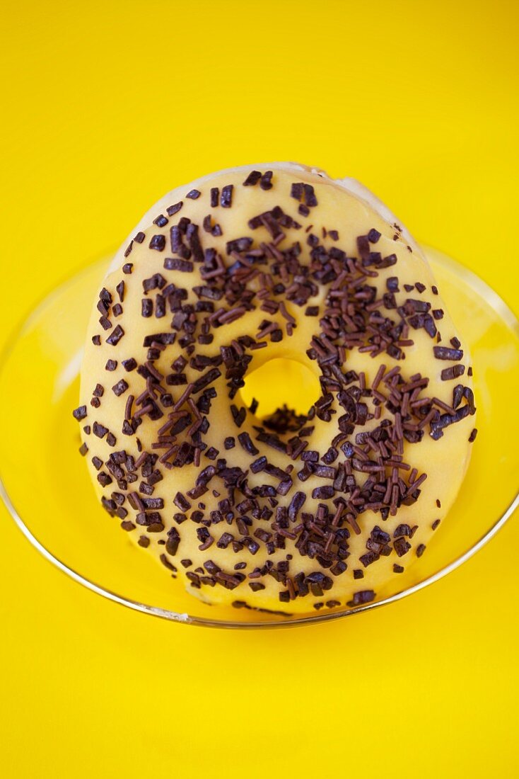 Doughnut mit gelber Glasur und Schokostreuseln