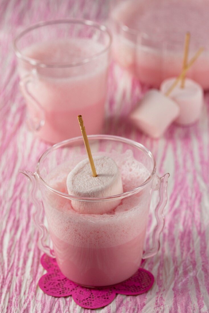 Strawberry mousse with marshmallows
