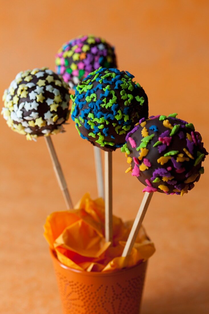 Verschiedene Cake Pops für eine Kinderparty