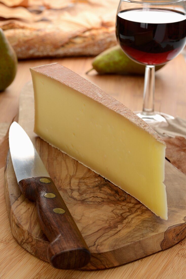 Abondance Käse aus Frankreich, Rotwein, Birnen und Brot