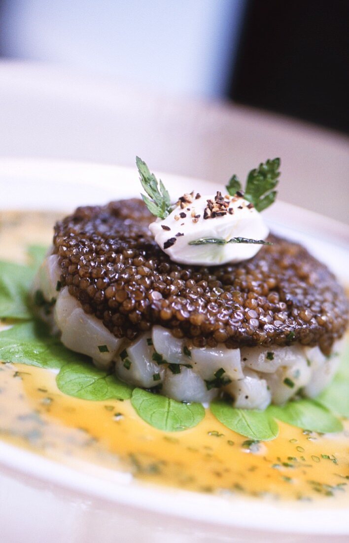 Kabeljautartar mit Kaviar