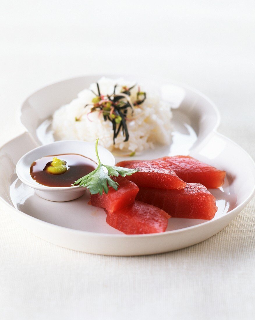 Thunfisch-Sashimi mit Sojasauce und Reis (Japan)