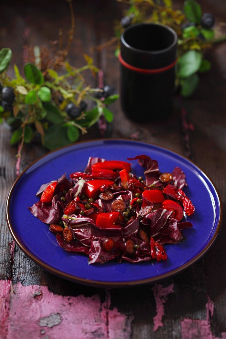 Radicchiosalat auf blauem Teller