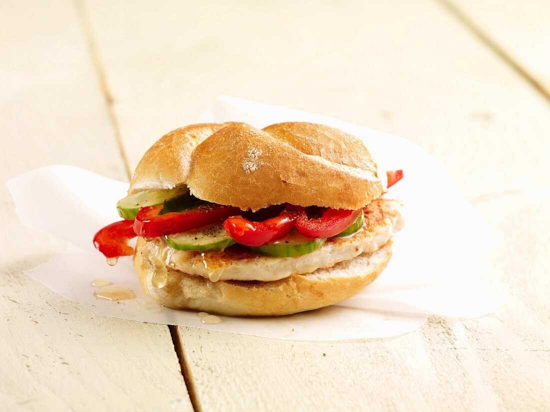 Brötchen mit Hähnchenfilet, Paprika und Gruken