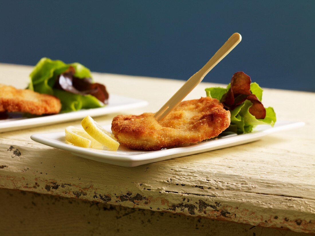 Schnitzel mit Blattsalat und Holzgabel