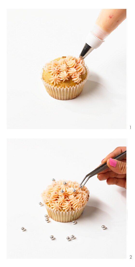 Cupcake mit Cremetupfen und Silberperlen verzieren