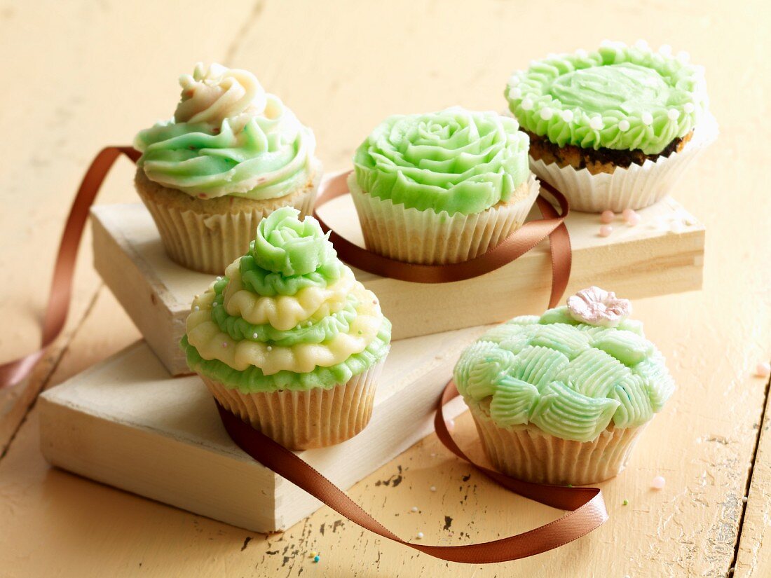 Verschieden verzierte Cupcakes