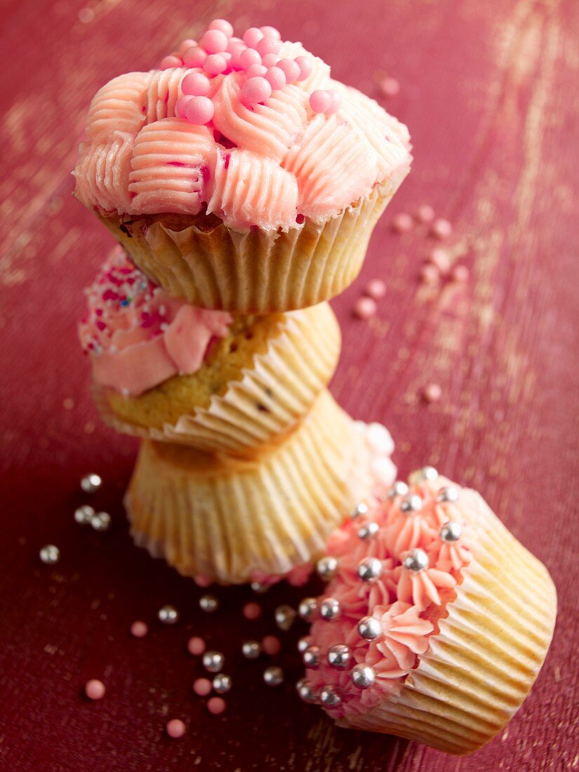 Verschieden verzierte rosa Cupcakes