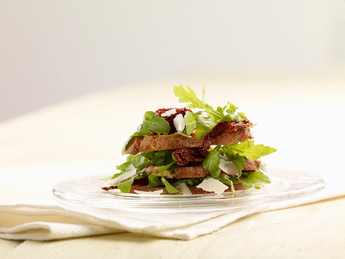 Brotsalat mit Rucola und getrockneten Tomaten