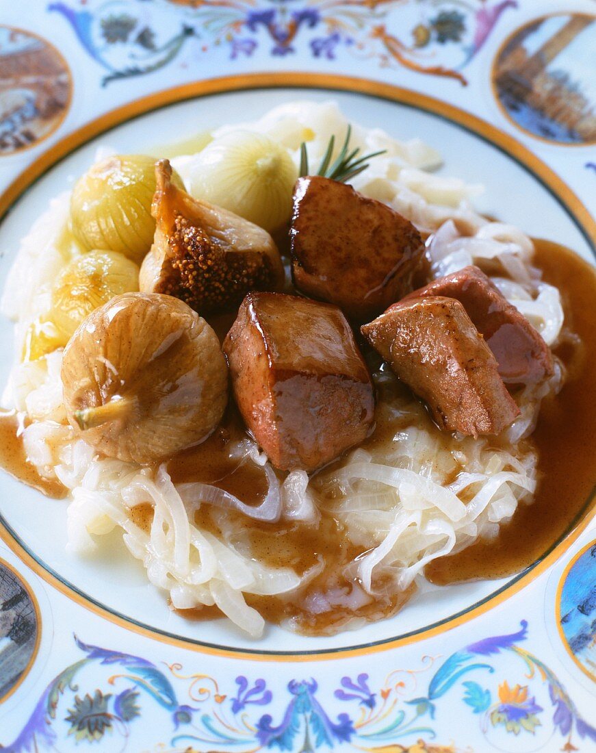 Beef with onions, figs and noodles