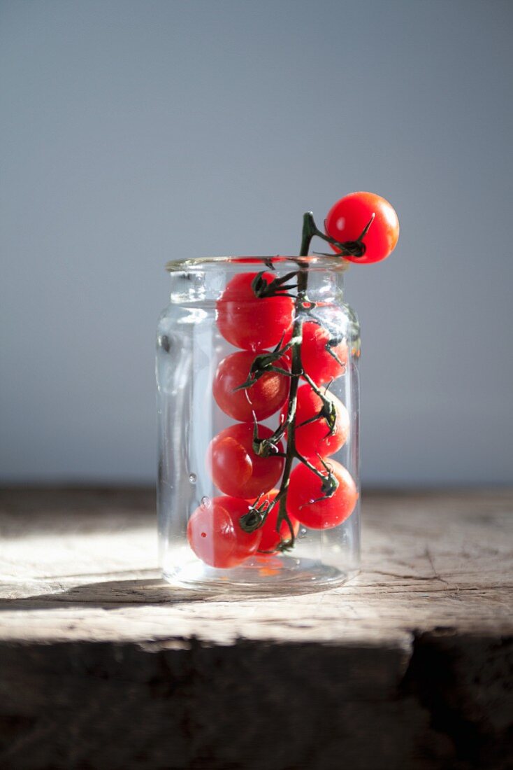 Frische Kirschtomaten im Einmachglas