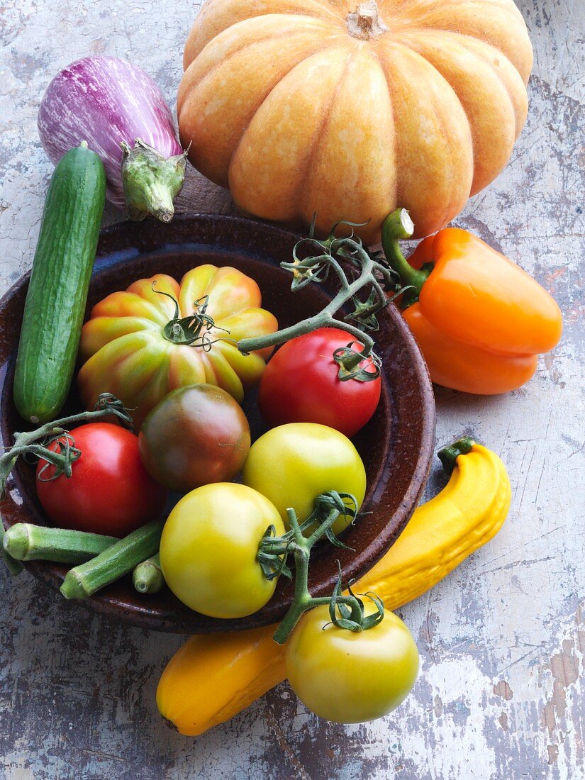 Gemüsestillleben mit Tomaten und Kürbis