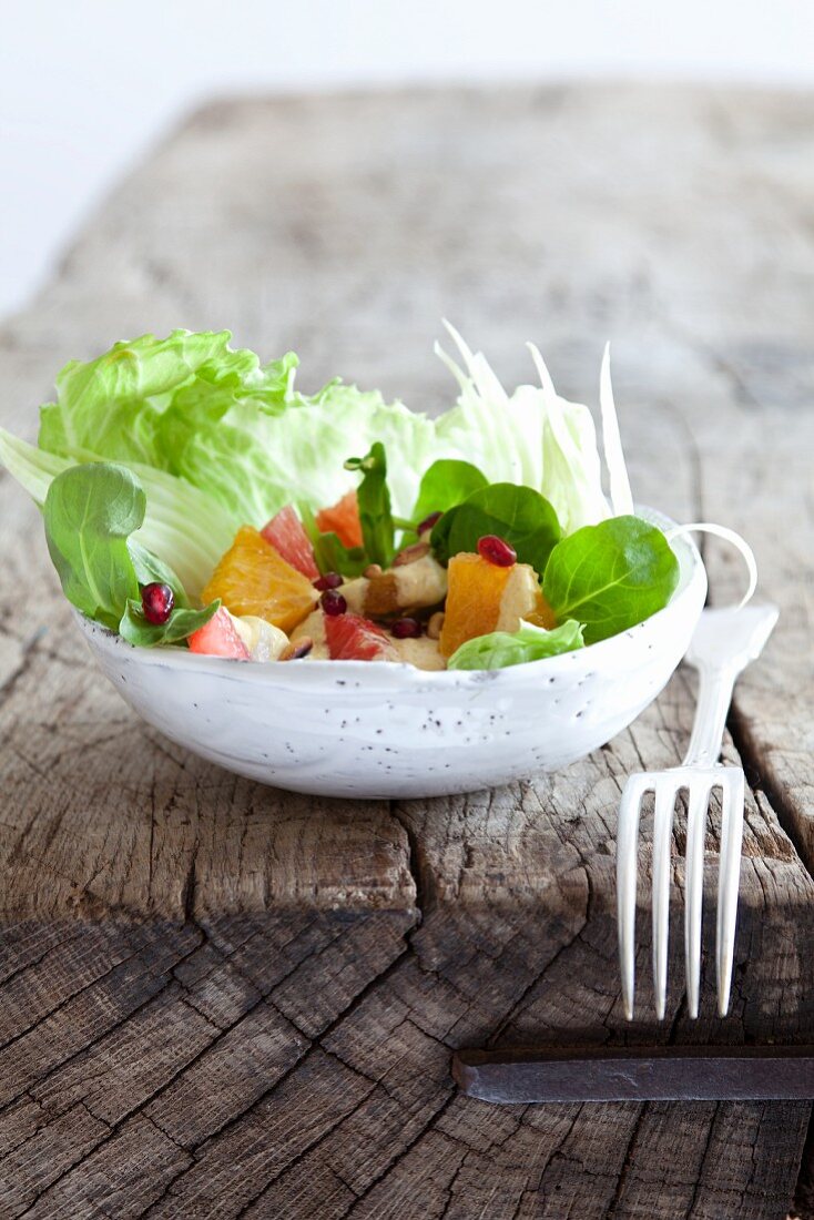 Blattsalat mit Hähnchen und Früchten