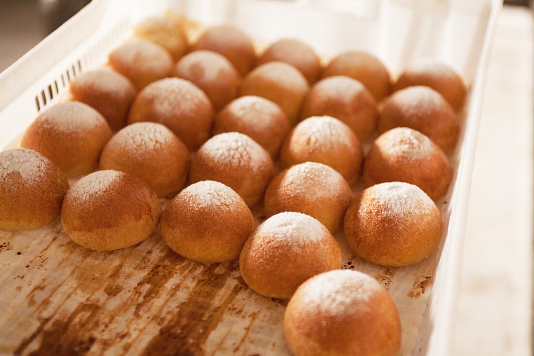 Frisch gebackene Brötchen mit Zuckerhaube