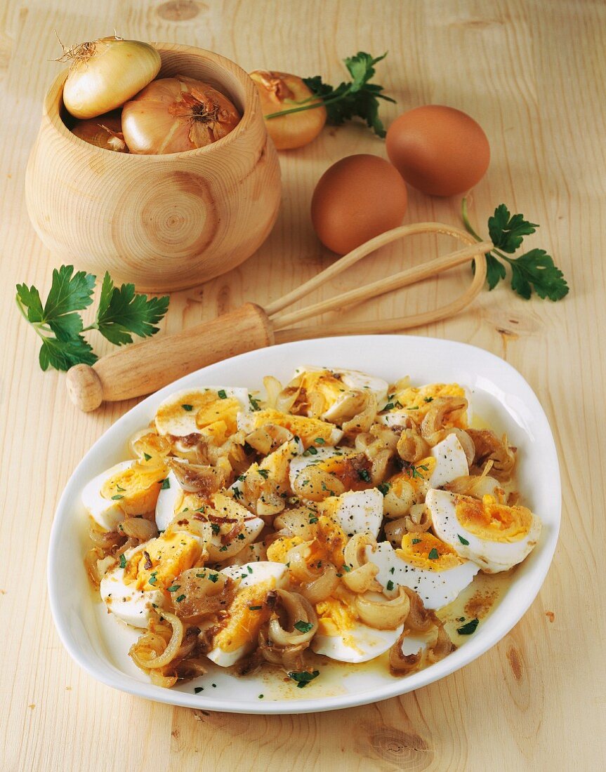 Boiled eggs with onions (Sweden)