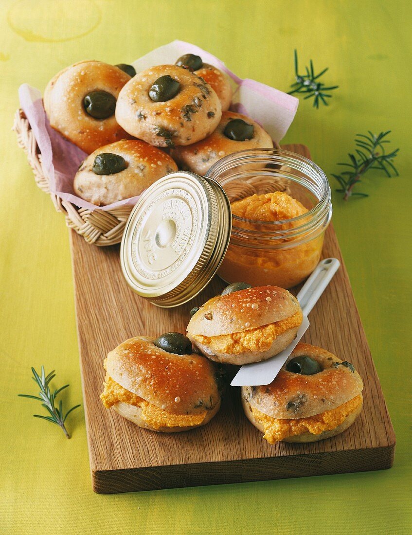 Mini-Focaccia mit Oliven und Möhrencreme