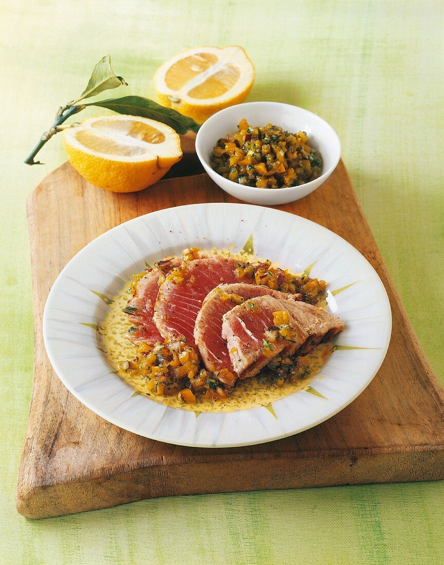 Tuna fillet with an onion and pepper sauce