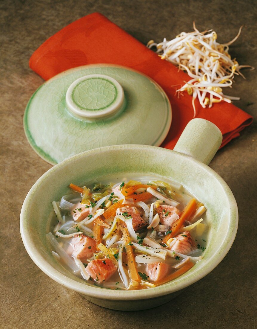 Salmon soup with bean sprouts (China)