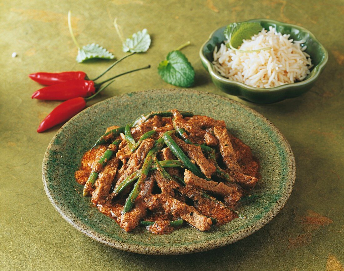 Rotes Rindercurry mit Reis (Thailand)