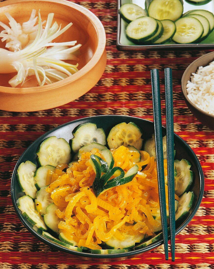 Gurkensalat mit Zwiebeln (Burma)